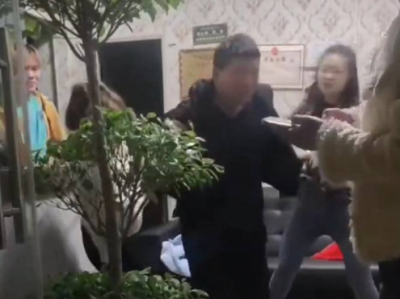 男子按摩店白嫖 被三女子爆锤 随后被一窝端！