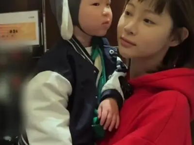 痞幼携小男孩打卡淄博烧烤！素颜近照被嘲，因模样像被疑是亲儿子